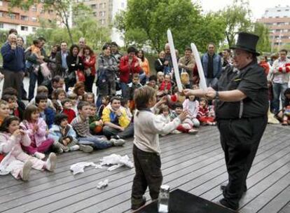 Especáculo de magia callejera, ayer, en Barakaldo.