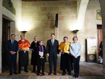 Desde la izquierda, el alcalde de Salamanca, Carlos García Carbayo; el presidente del Consejo Social de la Universidad de Salamanca, Ignacio Sánchez Galán; el rector de la USAL, Ricardo Rivero; la nieta de Miguel de Unamuno, Salomé de Unamuno; el presidente de la Junta de Castilla y León, Alfonso Fernández Mañueco, y el nieto de Miguel de Unamuno, Pablo de Unamuno, este miércoles, en el Paraninfo de la universidad salmantina.