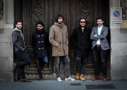 El grupo musical IZAL posando en las calles de Madrid.