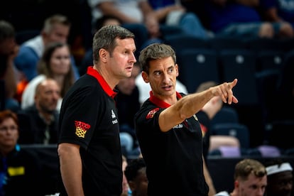 Alberto Miranda, a la derecha, junto a Alan Ibrahimagic en el duelo de Alemania contra Suecia.