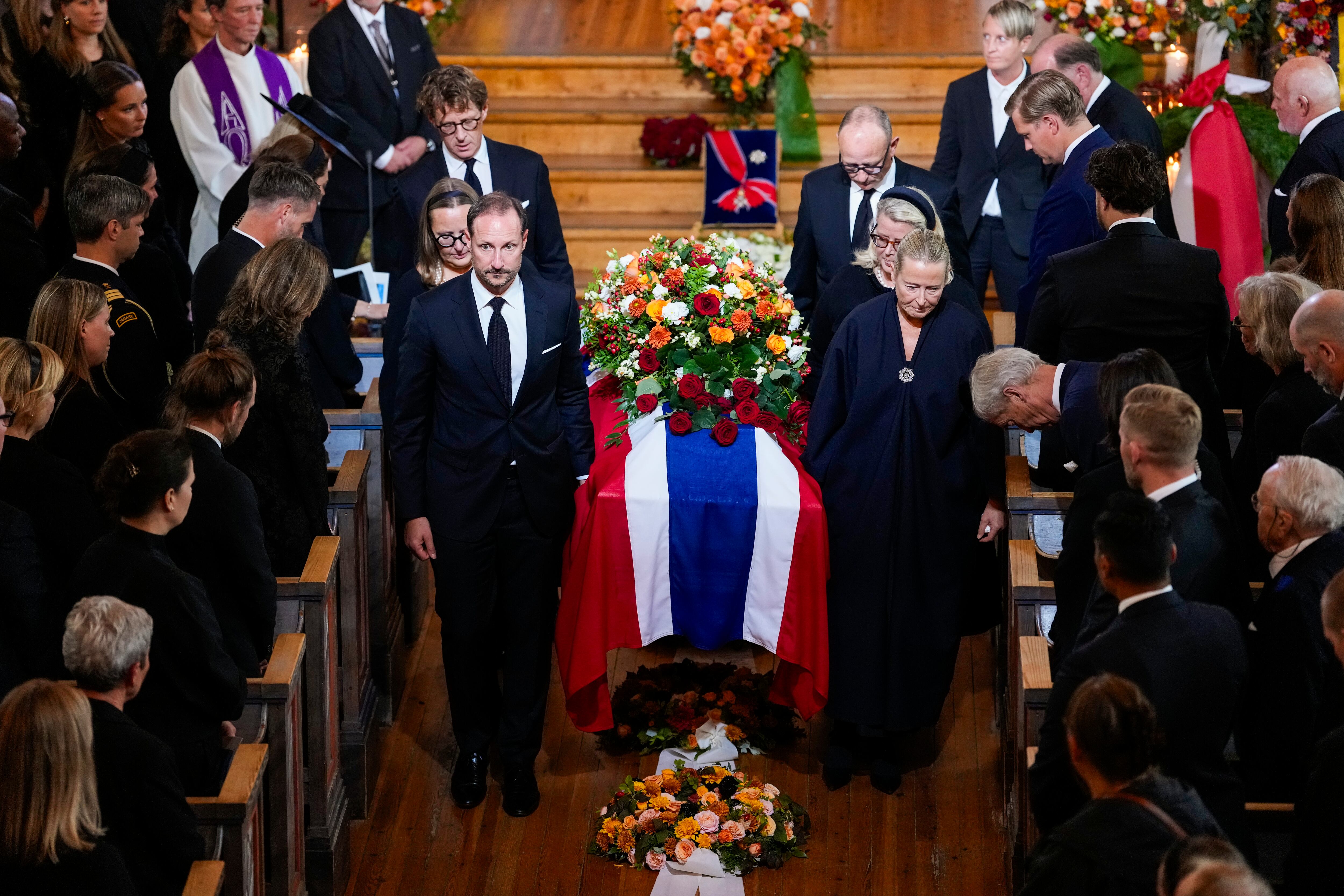 La familia real noruega se despide de la princesa Astrid en un funeral abierto a todos