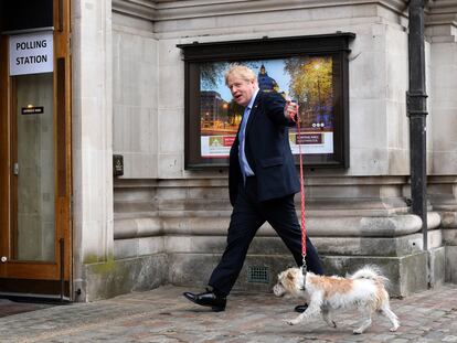 El primer ministro británico, Boris Johnson, llega a votar a un colegio electoral de Londres el pasado 5 de mayo.
