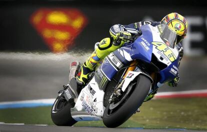 Valentino Rossi rueda en el circuito de Assen.