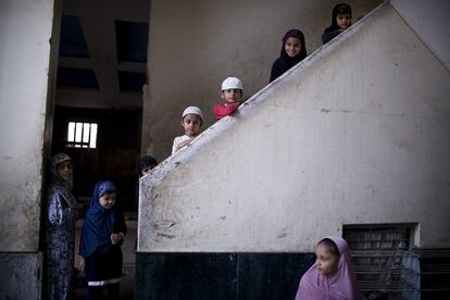 Varios niños y niñas en unas escaleras de la madrasa Asad Gad, en el área de Taijgari de Agra, escuchan las enseñanzas del imán sobre hábitos saludables. Entre la comunidad musulmana estaba extendido el rumor de que la vacuna de la polio provocaba una fiebre maligna y que las niñas no se podrían quedar embarazadas en el futuro.