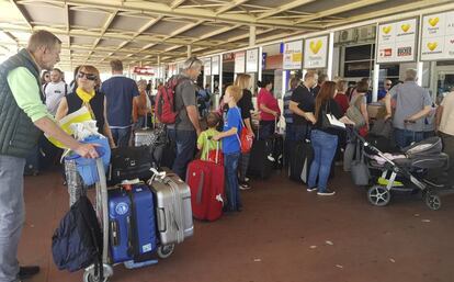 Viajeros británicos de la compañía Thomas Cook hacen cola en el aeropuerto de Antalya (Turquía), este lunes.