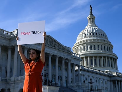 Giovanna Gonzalez se manifiesta el pasado 13 de marzo ante el Capitolio contra la ley que amenaza con el cierre de Tik Tok en Estados Unidos.