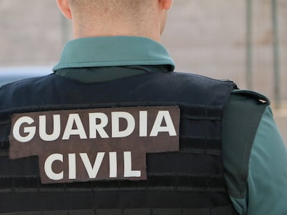 Un agente de la Guardia Civil de espaldas.