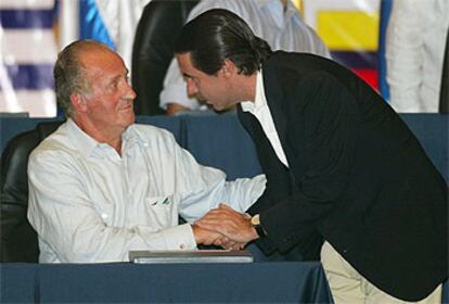 José María Aznar se despide del rey Juan Carlos tras la conclusión de la Cumbre Iberoamericana.