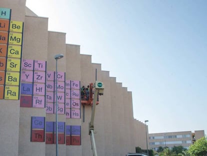 Instalación de una tabla periódica en la Facultad de Química de la Universidad de Murcia.