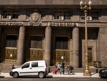 Vista del edificio del Ministerio de Economía en Buenos Aires, Argentina.