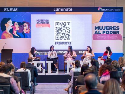 Cecilia Galván, Fiorella Fabbri, Glenda Mitchel y Grecia Macías participan en una mesa durante el Foro Mujeres al Poder, el 14 de mayo en Ciudad de México.