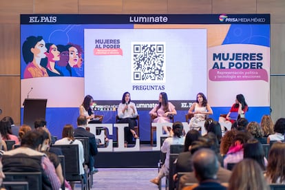 Cecilia Galván, Fiorella Fabbri, Glenda Mitchel y Grecia Macías participan en una mesa durante el Foro Mujeres al Poder, el 14 de mayo en Ciudad de México.