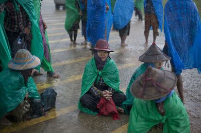 Las lluvias del monzón sorprenden a los trabajadores de los arrozales en una carretera de Naypyidaw, Myanmar. 11 de agosto de 2014.