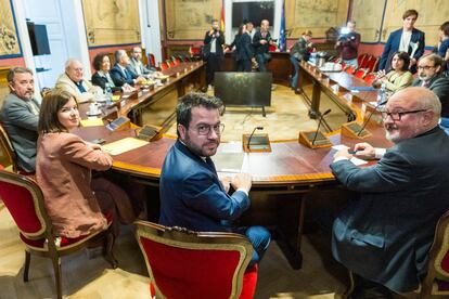 El presidente de la Generalitat, Pere Aragonés (centro), junto a los senadores Joan Capdevila (izquierda) y Sara Bailac, asiste a la Comisión General de las Comunidades Autónomas que se ha celebrado este jueves en el Senado.