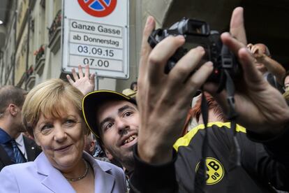 La canciller alemana Angela Merkel posa para un selfie durante su visita a Berna, capital de Suiza.