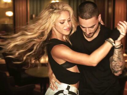 Los cantantes Shakira y Maluma, en el videoclip de 'Chantaje'.