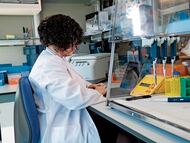 Una científica analiza pruebas en un laboratorio.