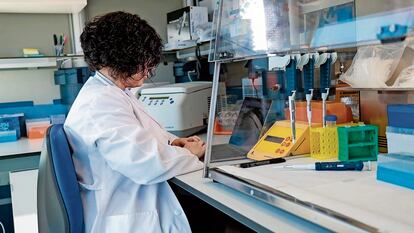 Una científica analiza pruebas en un laboratorio.
