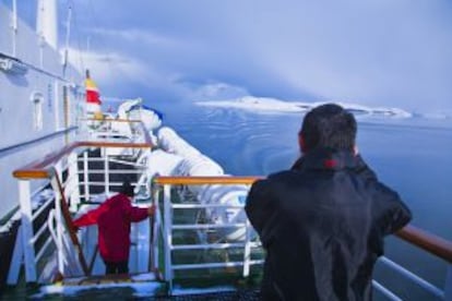 Un barco de la naviera Hurtigruten en la costa norte de Noruega.