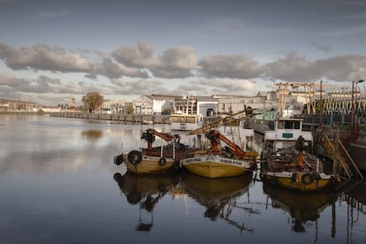 El Riachuelo marca el límite sur de la ciudad autónoma de Buenos Aires. El río más contaminado del país constituye una especie de foso que separa, por el sur, a porteños (residentes en la capital) y bonaerenses (de la provincia de Buenos Aires). Dentro de los límites de la ciudad, a medida que uno se dirige a latitudes más septentrionales, los barrios son más prósperos. La tasa de paro alrededor del río (barrios de Boca y Barracas y el partido de Avellaneda) es tres veces la del norte (Recoleta o Palermo). Este río, más que dividir pobres y ricos, recoge las zonas más desfavorecidas de la capital y de la provincia. En la imagen, unas barcas en el Riachuelo.