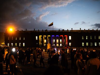 Manifestantes protestan frente al Congreso contra los asesinatos de líderes sociales, en la Plaza de Bolívar, en Bogotá, el pasado 20 de febrero.