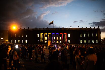 Manifestantes protestan frente al Congreso contra los asesinatos de líderes sociales, en la Plaza de Bolívar, en Bogotá, el pasado 20 de febrero.