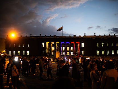 Manifestantes protestan frente al Congreso contra los asesinatos de líderes sociales, en la Plaza de Bolívar, en Bogotá, el pasado 20 de febrero.