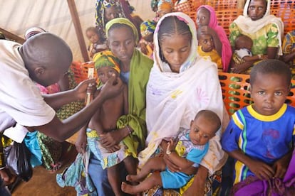 Un m&eacute;dico examina el estado de salud de varios ni&ntilde;os en un campo de refugiados de Camer&uacute;n.