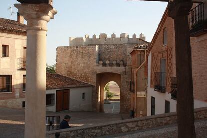 En la entrada de la plaza del pueblo está la única de las tres puertas de la muralla de Hita que todavía se conserva: la Puerta de Santa María. Fue construida en el siglo XV por el Marqués de Santillana y es de estilo gótico.