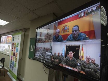 Conexión por vídeo con bases militares en el exterior, desde la sede de UNED en Madrid.