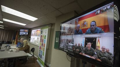 Conexión por vídeo con bases militares en el exterior, desde la sede de UNED en Madrid.