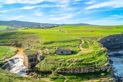 Molino de agua abandonado en la costa de Toñanes.