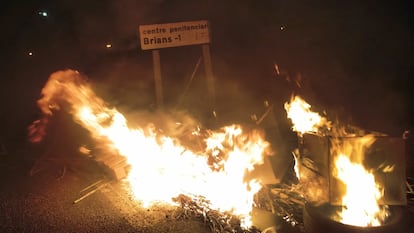 Una barricada en llamas hoy en la entrada en el centro penitenciario de Brians 1. 