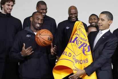 De izquierda a derecha, Gasol,  Bryant, Bynum, Odom y Artest, el pasado lunes, con el presidente Obama.