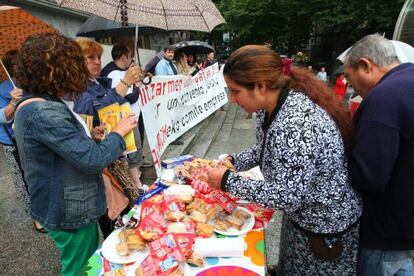 Trabajadores de Artiach han regalado galletas a los transeúntes de Bilbao.