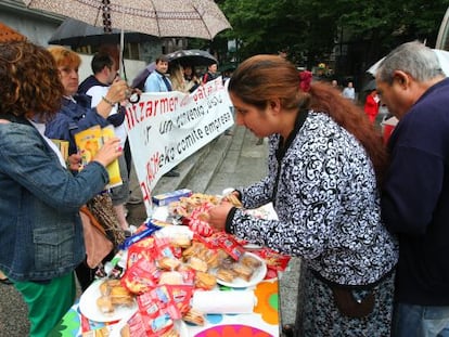 Trabajadores de Artiach han regalado galletas a los transeúntes de Bilbao.