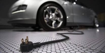 Clavija de enchufe de un coche eléctrico Chevrolet Volt.
