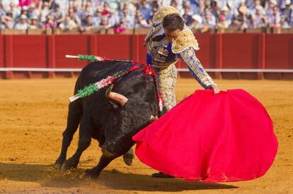 El Cid durante la faena a su primer toro. 