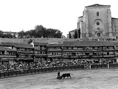 Real plaza de toros de Chinchón, con el tablado que la tradición cree un regalo de <i>Frascuelo</i>.