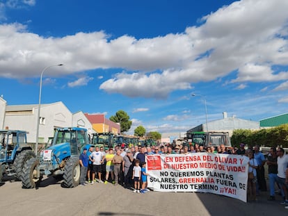 Protesta de los vecinos de Lopera(Jaén) contra la instalación de plantas solares, el pasado 26 de septiembre. / PLATAFORMA STOP-MEGA PLANTAS BAJO GUADALQUIVIR