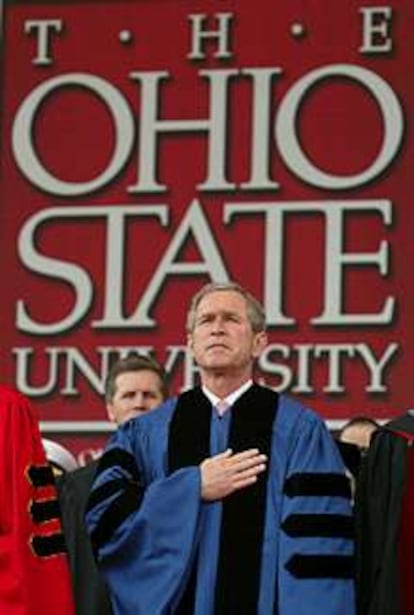 Bush escucha el himno de EE UU en un acto en la Universidad de Ohio.