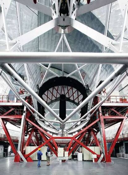 La cúpula por dentro. El corazón del telescopio. Una enorme araña de metal sujeta un gran cuenco de espejos para captar el máximo de luz procedente del espacio.