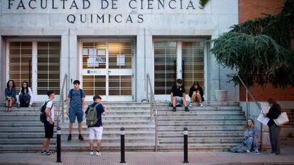 Bachilleres a la entrada de la Facultad de Ciencias Químicas de la Universidad Complutente, este martes.