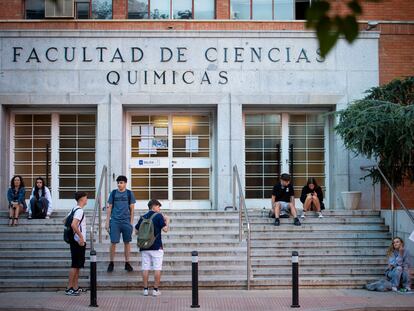 Bachilleres a la entrada de la Facultad de Ciencias Químicas de la Universidad Complutente, este martes.