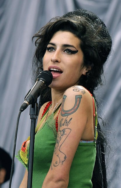 Amy Winehouse era la gran promesa de la música. Sin embargo, el 23 de julio de 2011, con solo 27 años, murió en su piso de Camden, en el norte de Londres. Un tribunal de la capital británica descartó la hipótesis del suicidió y dictaminó que la cantante falleció de manera "no intencionada", después de haber consumido cinco veces más alcohol que el permitido para conducir en el Reino Unido. En su cuerpo se encontraron 416 miligramos de alcohol por cada 100 mililitros de sangre, cuando el límite legal para conducir eran 80 miligramos.