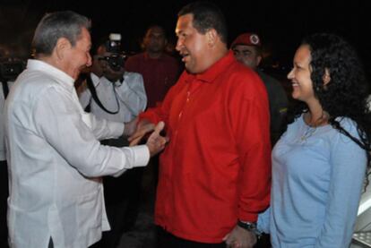 Raúl Castro saluda a Chávez y a su hija Rosa en el aeropuerto de La Habana, el sábado.