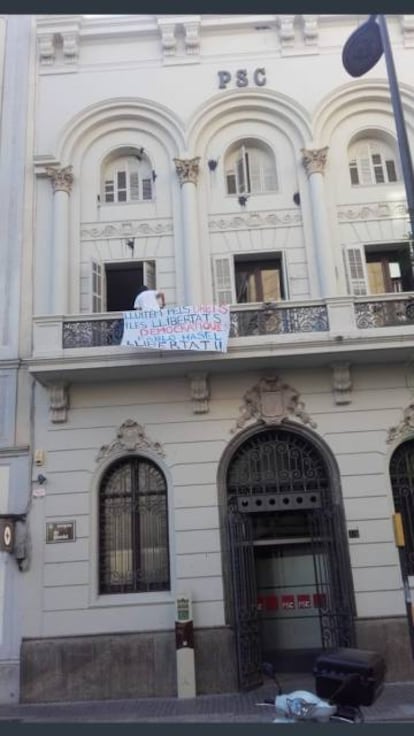 La pancarta a la seu del PSC de Lleida.