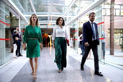 La candidata del Partido Popular a la presidencia de la Comunidad de Madrid, Isabel Díaz Ayuso, a su llegada a la Asamblea.