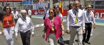 Bernie Ecclestone, con Rita Barber&aacute; y Alberto Fabra, durante el &uacute;ltimo Gran Premio en Valencia. 