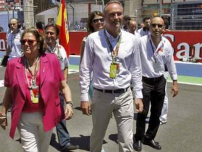 Bernie Ecclestone, con Rita Barber&aacute; y Alberto Fabra, durante el &uacute;ltimo Gran Premio en Valencia. 